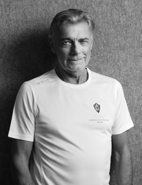 Christian Hofmann, Schriftführer und Degen-Trainer, im weißen UFC-Wien T-Shirt.